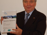 Klaus Töpfer erhält 1. Deutschen Alpenpreis