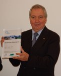 Klaus Töpfer erhält 1. Deutschen Alpenpreis