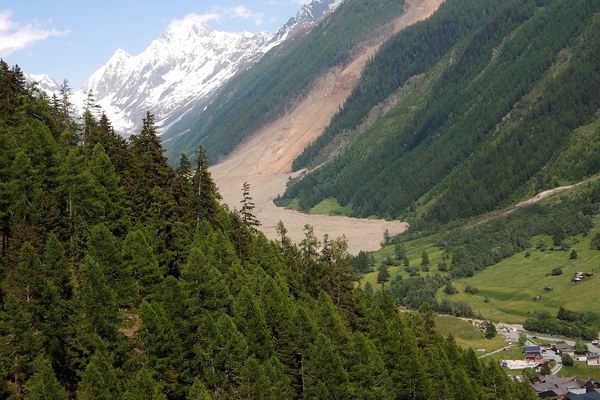 When mountains break away: living with danger