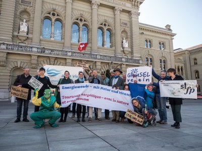 Espace naturel plutôt qu'industrie énergétique : manifestation avec cornes et chaussures de marche pour des régions de montagne intactes