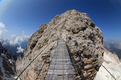 Des ponts qui ne mènent nulle part