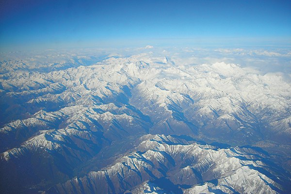 La scène est grande, les acteurs nombreux