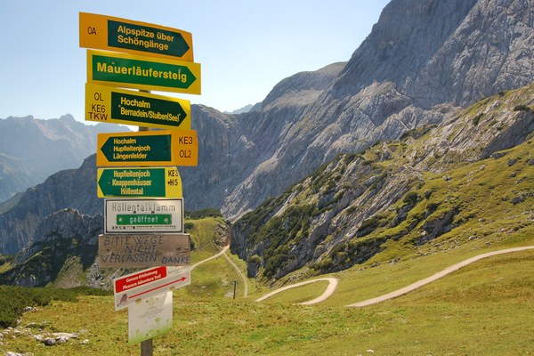 Podcast: A chi compete la gestione dei flussi turistici nello spazio alpino?