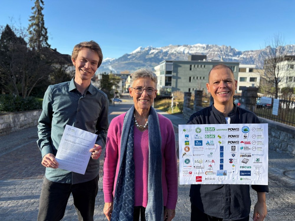 Fordern gemeinsam mit anderen weiterhin eine Regulierung des Güterverkehrs über den Brennerpass: Uwe Roth, Präsident von CIPRA International, Elisabeth Ladinser, Präsidentin von CIPRA Südtirol, Jakob Dietachmair, Geschäftsführer von CIPRA International. (v.l.n.r) © Caroline Begle