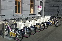 Brig bewegt Fussgänger und Radfahrer