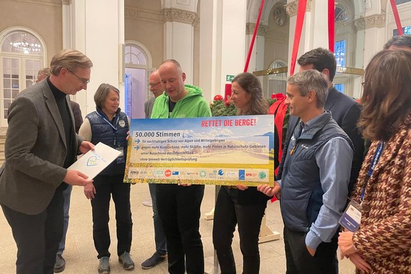 Übergabe der Petition "Rettet die Berge"