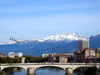 Grenoble: drevesa pregnala reklamne panoje