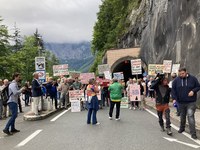 Preglasno, prenatrpano, vsega preveč